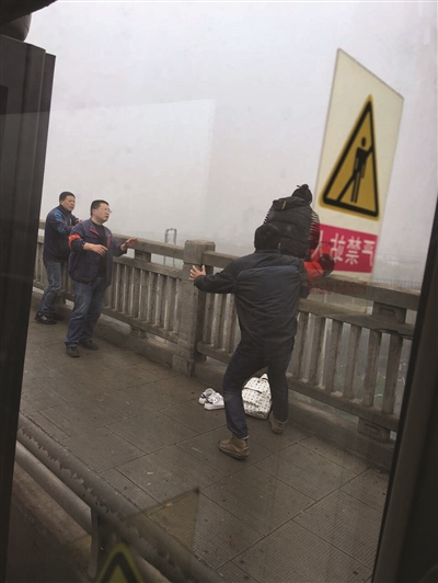 D2路司机突然出手相救。