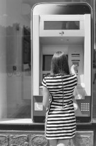 信用卡取现 要掏多少手续费?