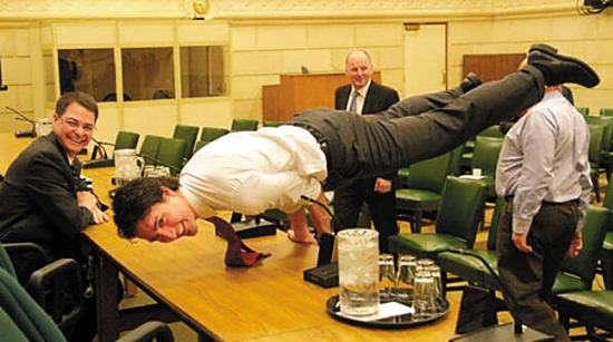 加拿大总理高难度瑜伽照走红
