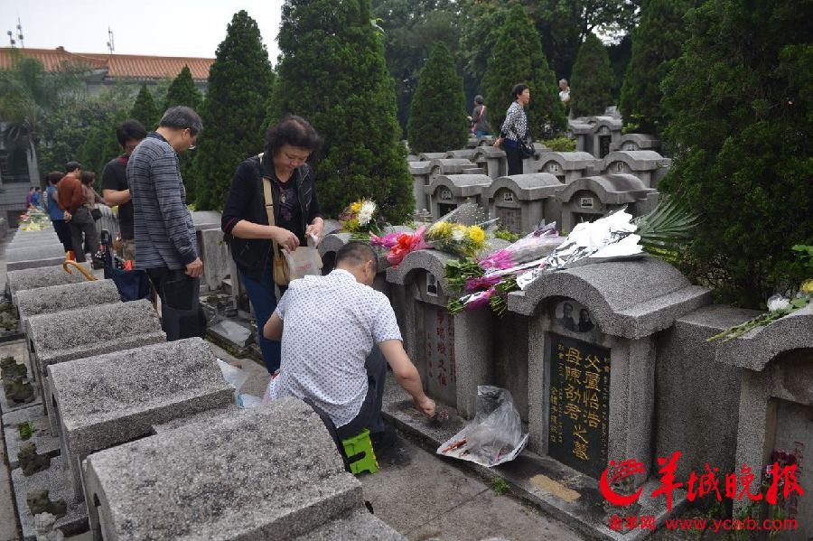 2016年4月4日,清明节,银河公墓,一早就有许多市民前来拜祭先人.