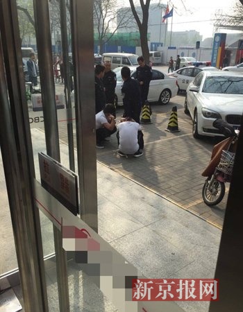 警方将两名男子拷走。目击者供图