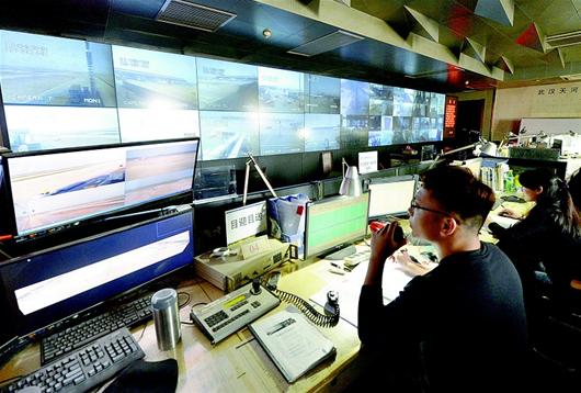 图文:天河机场航班晚点压力空前