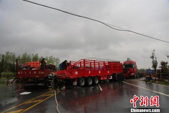 事故車輛橫在馬路上 姬棟 攝