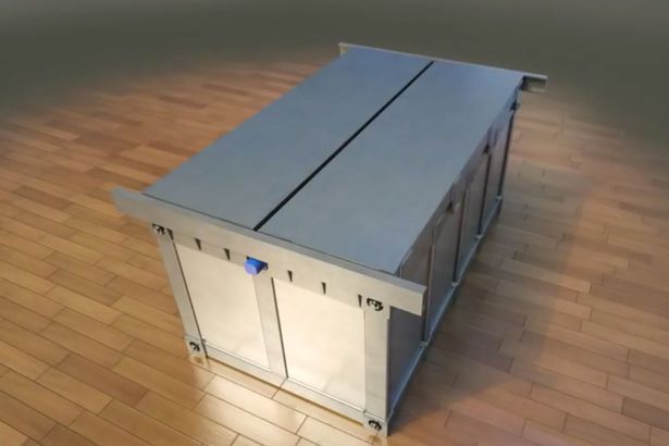 英媒:国外救命神器抗震救生床形似棺材!