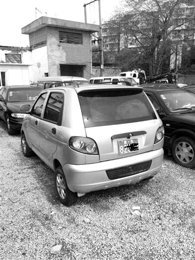 电动四轮车无法上牌 车主拿山寨牌照充数