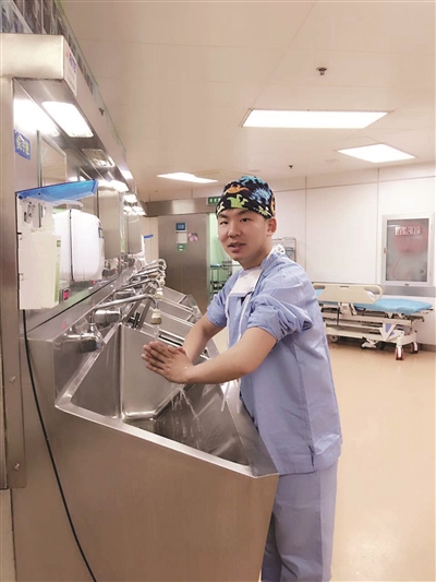 她下班后制作疾病萌图 他零起点做出大热视频