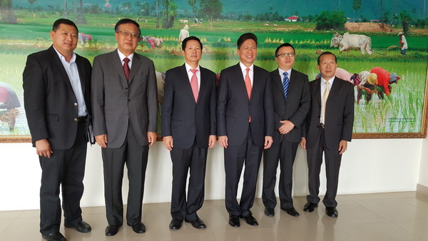 经济参赞_...华大使馆公使衔经济参赞陆克介绍上海世博会-世博展台精彩亮相西洽...(2)