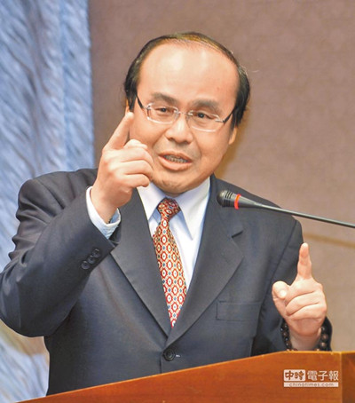 台当局“交通部长”陈建宇7日在“立法院交通委员会”回答“立委”询问陆客限缩问题。(台湾《中国时报》)