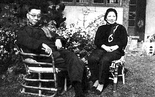 傅雷朱梅馥夫妇在寓所花园(1964年).