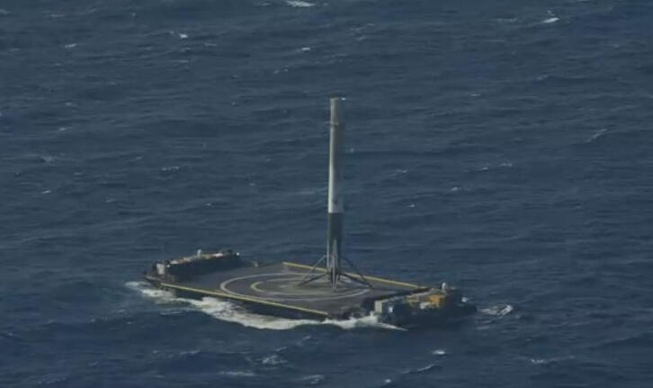 SpaceX首次成功海上回收火箭画面