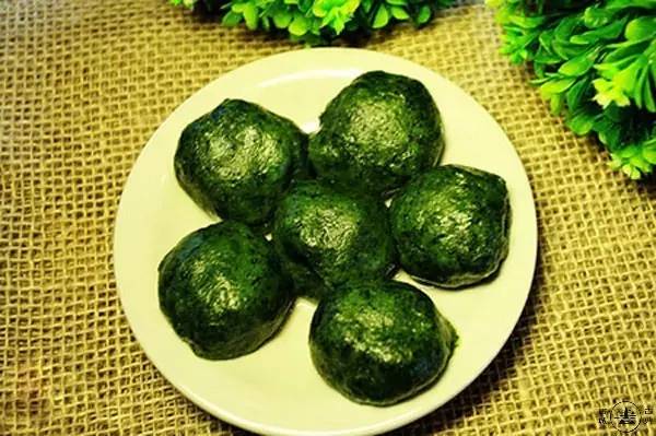 艾叶糍粑 农历三月三是艾草生长茂盛且最为鲜嫩的时节,艾叶糍粑也成了
