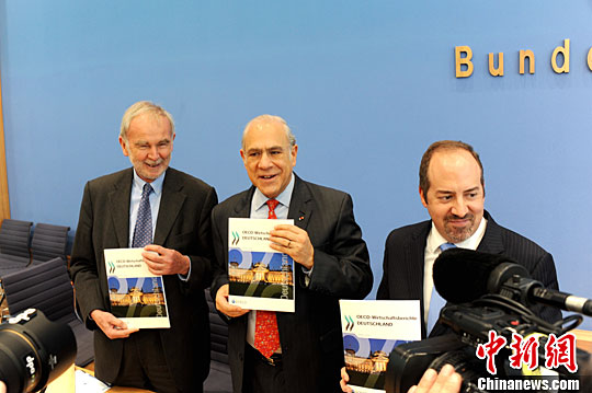 经济合作与发展组织（OECD）秘书长安赫尔·古里亚（Angel Gurria）5日在德国柏林发布该组织对德国经济的研究报告时表示，难民问题对于德国是一项重大挑战。他提醒，成功的融入或许需要一代人的时间。中新社记者 彭大伟 摄