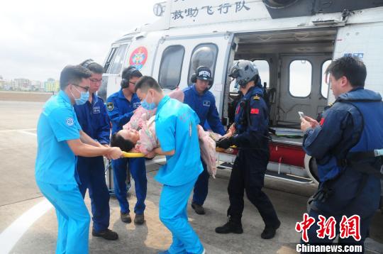 2016年4月10日，交通运输部南海第一救助飞行队在三亚市西南方向约63海里海域处成功救助香港籍渔船“琼珠湾3902”上1名昏迷渔民。 蔡晓杰 摄