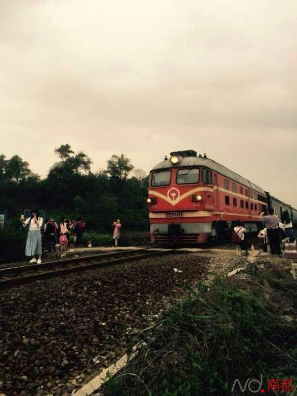 佛山女大学生玫瑰花海自拍被火车撞亡 该处事