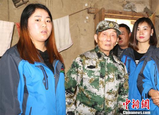 湖北九旬抗战老兵回敬军礼感谢志愿者探望