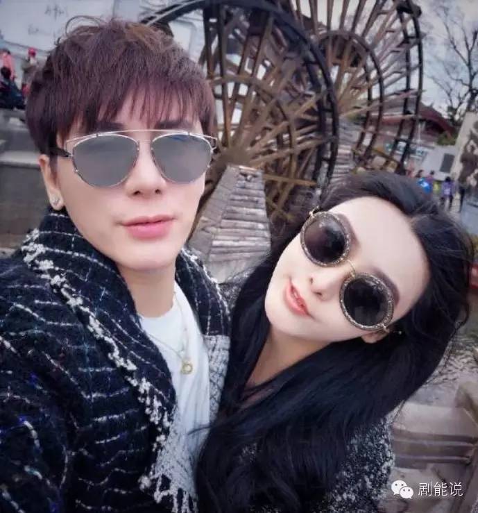 而这妹子倒也丝毫不避讳自己整容的经历,还为整容生意打起了广告↓