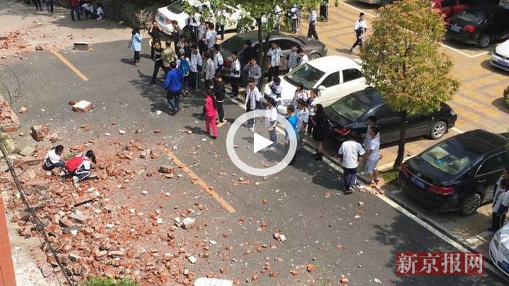 贵州凯里学院附属中学教学楼楼顶护墙垮塌,致一名学生死亡,多人受伤