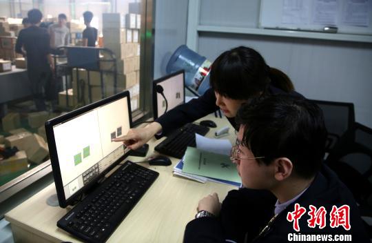 查验外来人口_薛之谦天外来物图片
