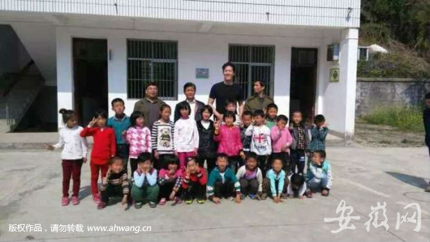刘翔现身皖南石台县 与大山贫困学童互动游戏
