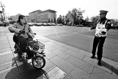 北京:十条大街禁行电动车 外卖小哥绕路走