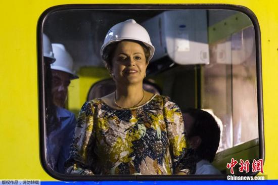 当地时间2015年5月12日，巴西里约热内卢，巴西总统罗塞夫前往里约地铁访问，与工人们合影。