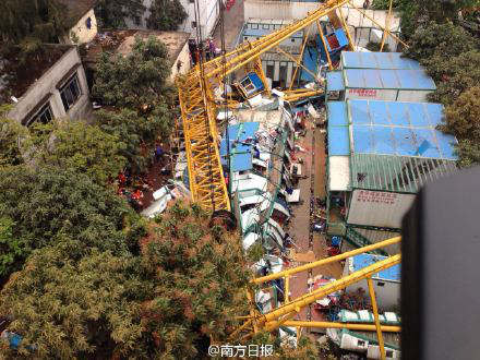 东莞:大风吹倒工地龙门架压倒公棚 致12死2失
