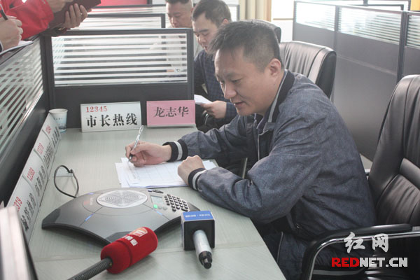 株洲石峰区区委副书记,区长龙志华接听市长热线