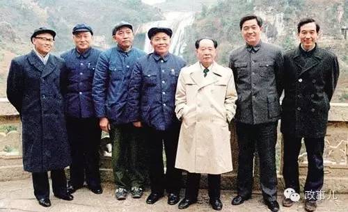 图：1986年，时任总书记胡耀邦到贵州考察，与时任贵州省委书记胡锦涛（右二）、时任中办副主任温家宝(右一)等人合影。