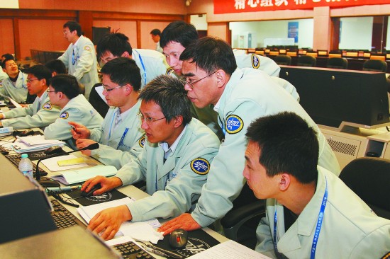 科技人员在执行“神舟八号”任务。（资料图片）