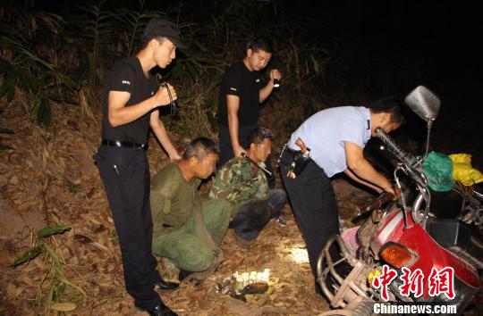 图为两名犯罪嫌疑人刚出保护区便被蹲守的民警抓获 解雄波 摄