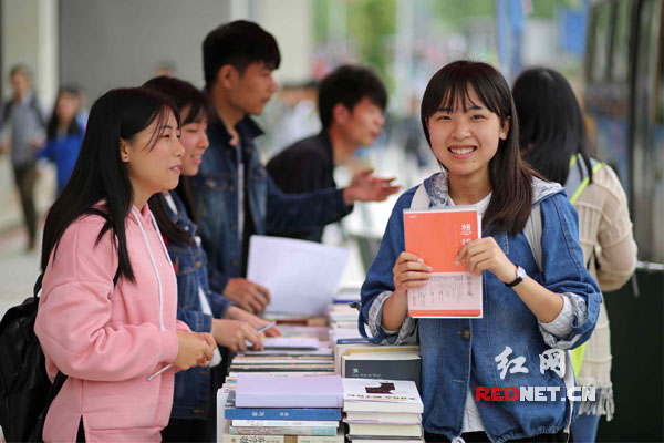 南华大学开展图书漂流活动 建设书香校园