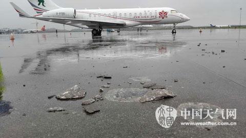 桂林两江机场停机坪遭遇雷击,水泥地面被劈开