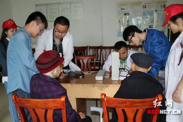 长沙医学院学子走进敬老院开展服务活动