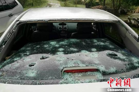 停在路边的车辆玻璃被冰雹砸碎。 江永县供图