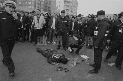 温州1司机酒后撞伤3保安1路人 隔离栏遮阳伞被