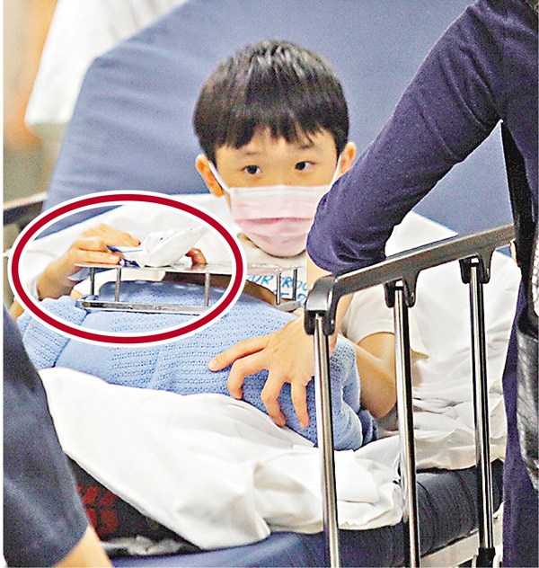 香港男童手插洞中不能拔出 连铁架一同送医院