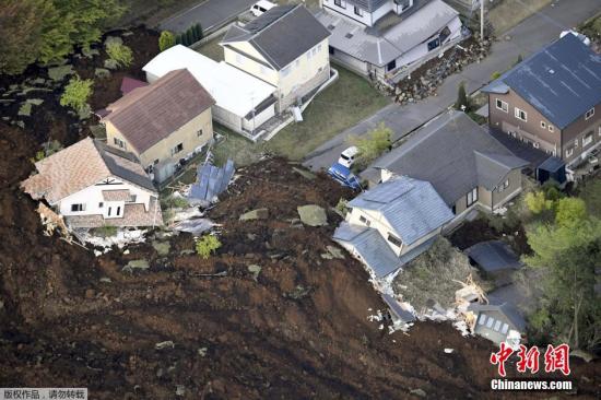 日本九州于当地时间4月16日凌晨发生里氏7.3级地震。据日媒报道，以熊本、大分两县为中心接连发生地震的灾区本月18日迎来了主震后的首个工作日。图为当地时间4月16日航拍的日本熊本县地震引发的南阿苏城附近山体滑坡。