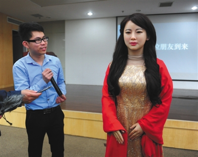 4月15日，合肥，中科大正式发布我国首台特有体验交互机器人“佳佳”，佳佳机器人造型身材丰满，模样俊俏。图/CFP