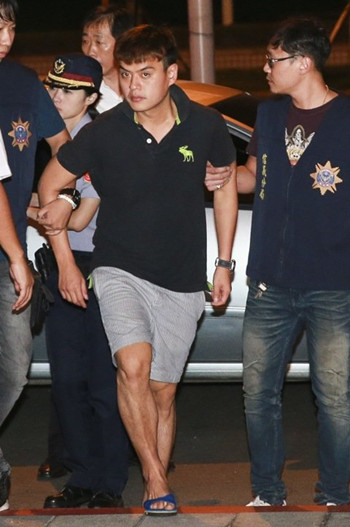 台北市刑警薛贞国遭围殴致死案，主嫌曾威豪（图）跟女友刘芯彤投案画面。（台湾《联合报》资料照）