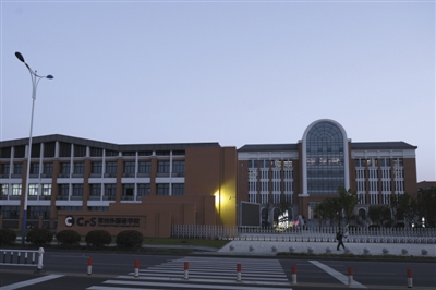 昨日,常州外国语学校。该校日前被曝出建在污染地块旁,近500名学生身体异常。 新京报记者 王嘉宁 摄