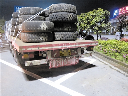 高速路上飞来横货 越野车被轮胎砸出大坑