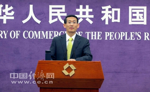 4月19日，商务部举行例行新闻发布会，中国经济网进行现场直播。图为商务部发言人沈丹阳。中国经济网记者 于跃/摄