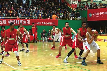 中美男篮对战 球迷嗨翻天