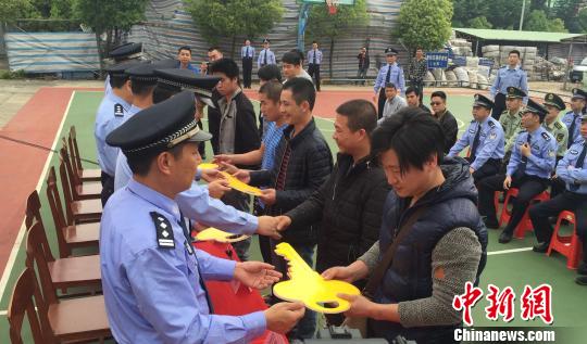汕头澄海警方20日举行赃款赃物发还大会，将近期破获案件中追缴的赃款赃物发还到事主手中。 陈启任 摄