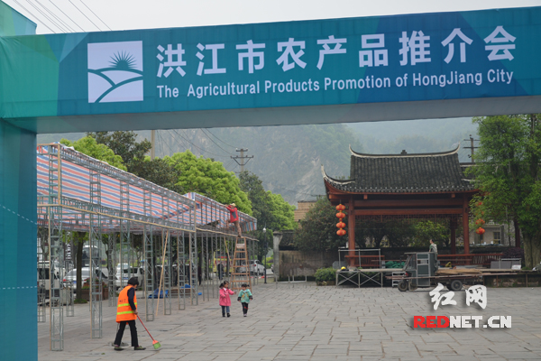 洪江市柑橘花节主会场舞台开始搭建