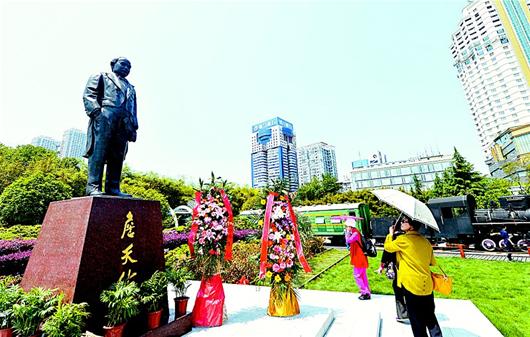 图文:詹天佑铜像在粤汉码头揭幕