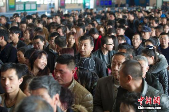 资料图：3月3日，山西太原火车站，民众准备乘车出行。张云 摄