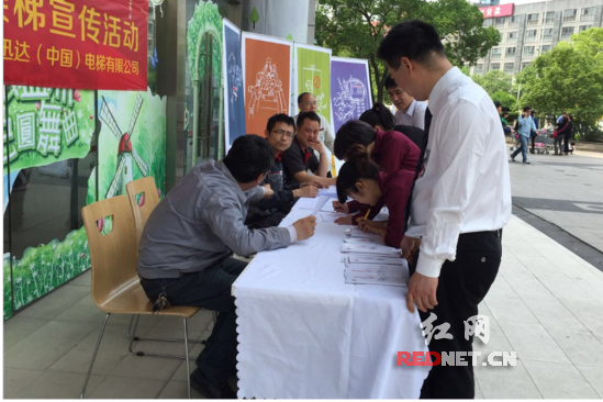 近日,长沙凯德雨花亭广场开展消防演习,同时联合迅达(中国)电梯有限公司维修人员在商场外广场普及安全乘梯的知识、通过现场漫画形式表现如何安全乘梯要领,同时现场发放安全乘梯的手册,延申安全乘梯宣传效果。 近几年全国电梯事故频发,电梯安全成为全民热议的重点;而各地跟消防相关的事故和隐患也时常见诸报端。凯德旗下购物中心作为每个城市重要的公共场所和社区生活的纽带,理所应当在公共安全方面承担起社会责任。从2011年起,凯德每年举行全国统一的大规模消防演习,今年更是开创性地把电梯安全宣传结合起来。这既是对公共