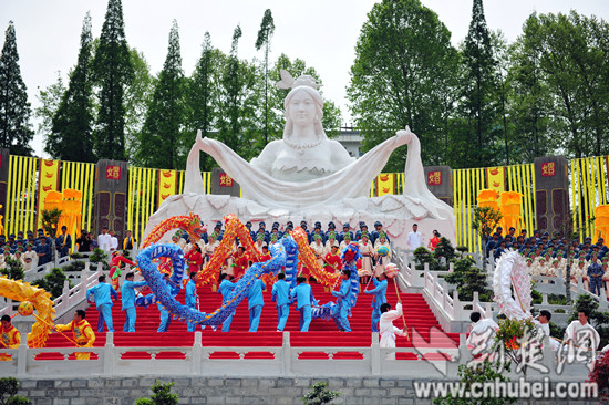 远安举办首届嫘祖文化节 8万人同场祭拜嫘祖(