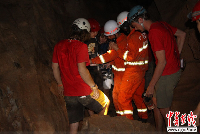 15岁美国女孩桂林岩洞探险被卡石缝终被救出